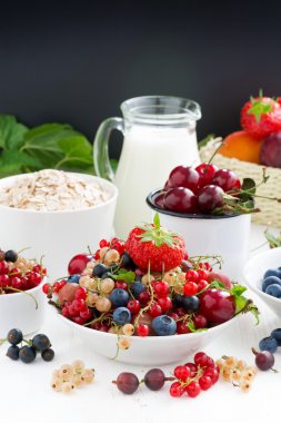 taze meyveler, meyve, tahıl ve süt. metin için siyah arka plan