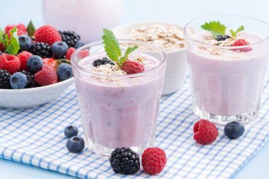 bir bardak yulaf ezmesi ile sağlıklı berry smoothies