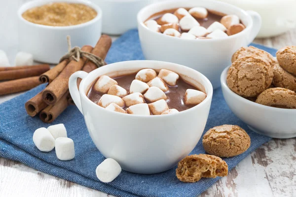 Cacau com marshmallows e biscoitos de amêndoa — Fotografia de Stock