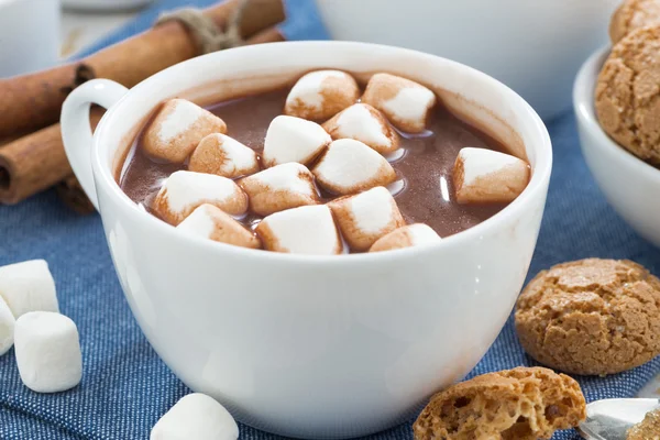 Csésze kakaót a marshmallows és mandulás sütik, közeli — Stock Fotó