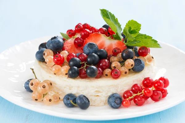 Mini cheesecake with fresh berries on a blue background, close-u — Stock Photo, Image