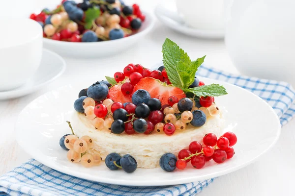 Mini cheesecake with fresh berries on a plate — Stock Photo, Image