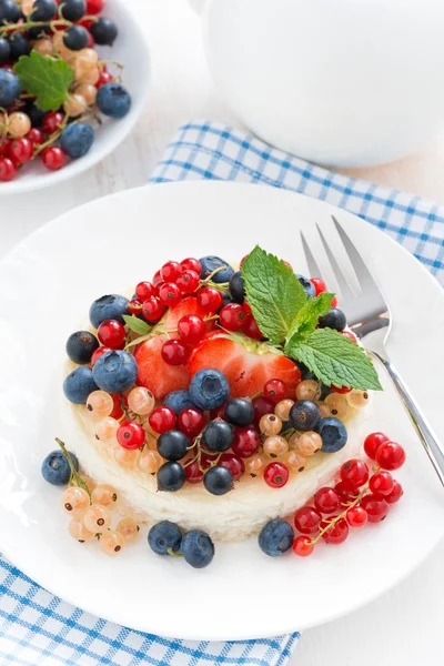 Mini cheesecake with fresh berries on a plate, top view — Stock Photo, Image