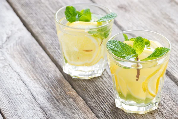 Verfrissende munt limonade in glazen op een houten achtergrond — Stockfoto