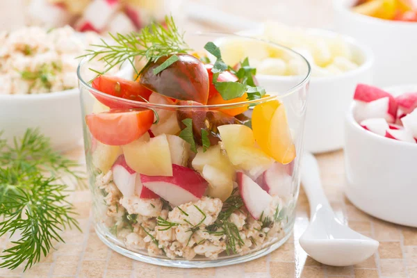 Sallad med färska grönsaker och keso i en glas, vågrät — Stockfoto