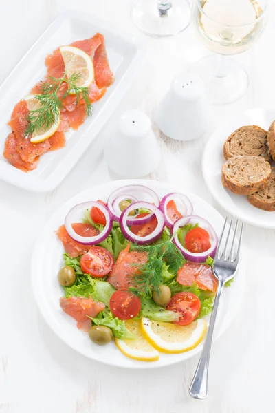 Ensalada con salmón salado, vista superior, vertical —  Fotos de Stock
