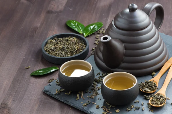 Set para la ceremonia del té en una mesa de madera — Foto de Stock