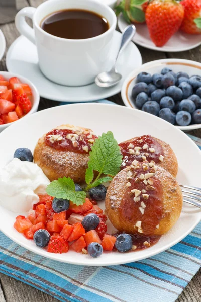 딸기와 크림 브에 대 한 접시에 달콤한 치즈 팬케이크 — 스톡 사진