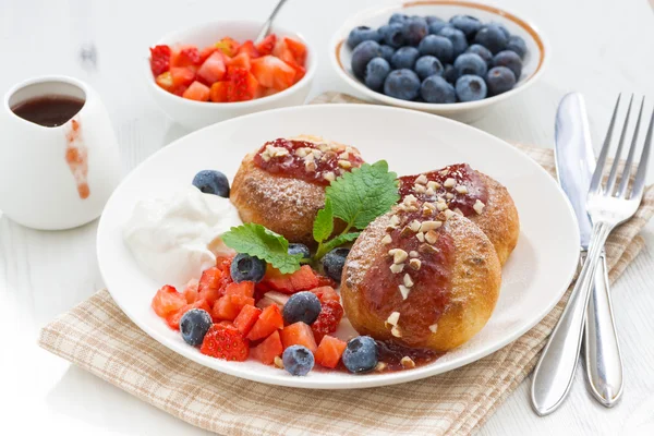 Sweet cheese pancakes with fresh berries and cream, close-up — Stock Photo, Image