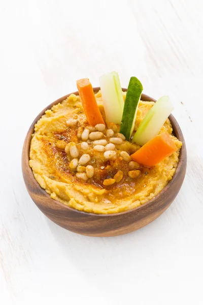 Traditionella arabiska sås - hummus med färska grönsaker, top vie — Stockfoto