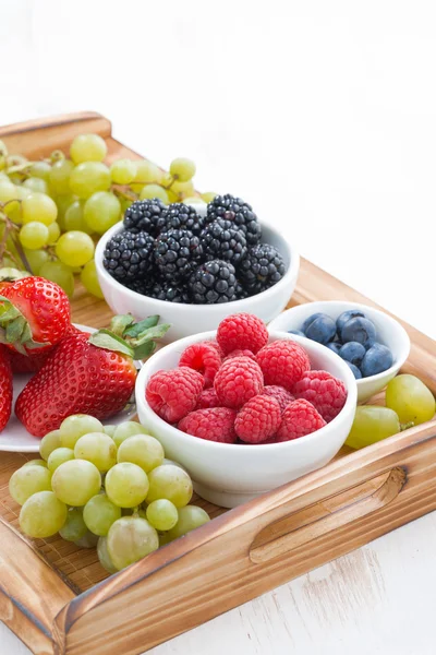 新鮮な果実とブドウ、垂直木製トレイ — ストック写真