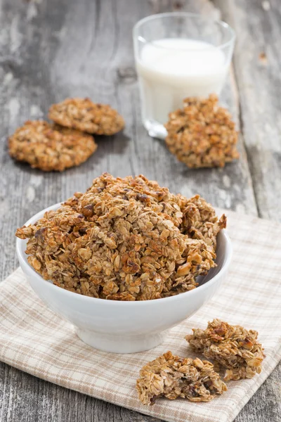 Zelfgemaakte havermout cookies en een glas melk, verticale — Stockfoto