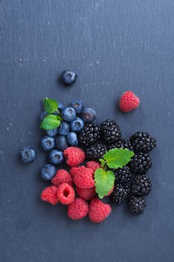 Bir siyah arka plan, üstten görünüm, dikey çeşitli taze çilek