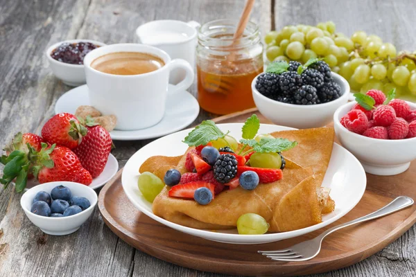 Ontbijt - pannenkoeken met verse bessen en honing, koffie — Stockfoto