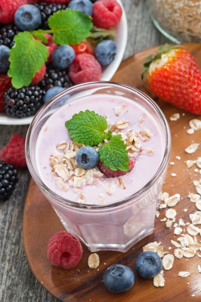 Köstliche Beeren-Smoothies mit Haferflocken, vertikal, von oben — Stockfoto