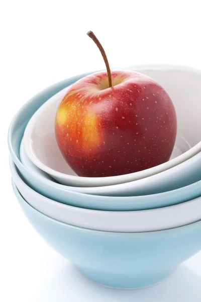 別のきれいなボウルと新鮮な赤いリンゴ、分離 — ストック写真