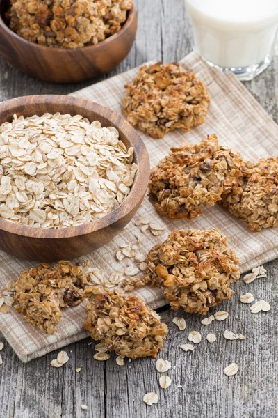 Egészséges zabliszt cookie-kat és egy pohár tej, függőleges — Stock Fotó