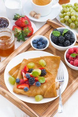 lezzetli breakfast - taze meyveleri ve tatlım, verti krep