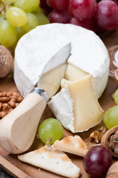 Camembert, raisins et craquelins, gros plan — Photo