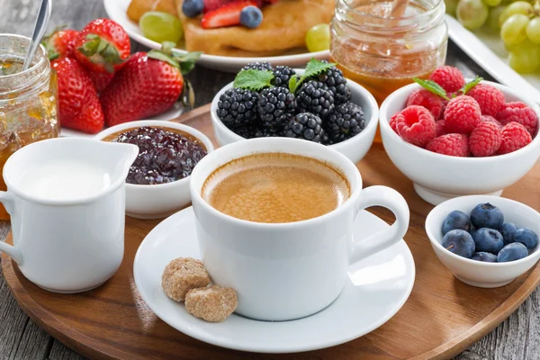 Delicioso desayuno con café, bayas frescas y panqueques —  Fotos de Stock