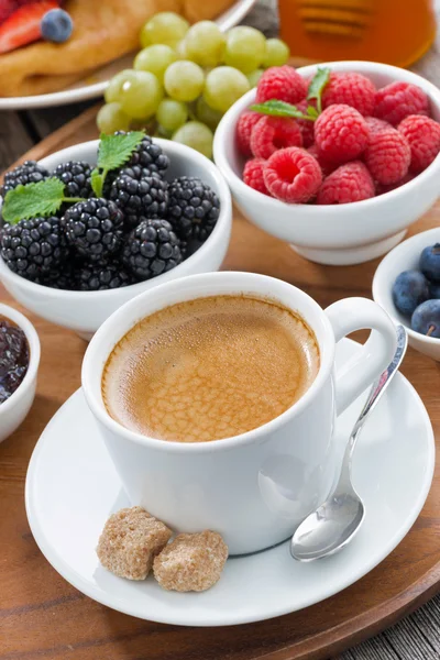 Delicioso desayuno con café, bayas frescas y panqueques, top —  Fotos de Stock