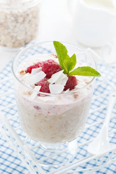 Dessert with oatmeal, whipped cream and raspberries, close-up — Stock Photo, Image