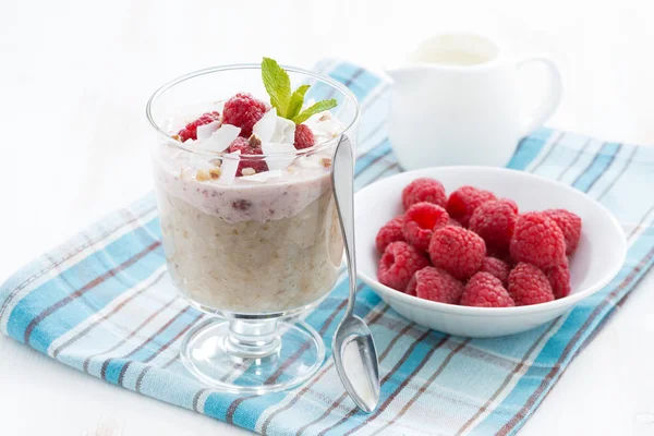 Healthy dessert with oatmeal, whipped cream and raspberries — Stock Photo, Image