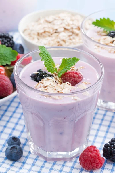 Healthy berry smoothies with oatmeal in a glass, close-up, verti — Stock Photo, Image
