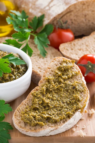 Italiensk förrätt - ciabatta med pesto, vertikal — Stockfoto