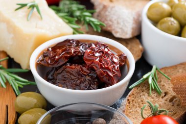 kurutulmuş domates bir kase ve çeşitli mezeler, yakın çekim