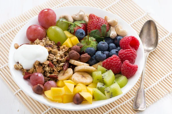 Bär, frukter, nötter eller granola för en hälsosam frukost, nära — Stockfoto