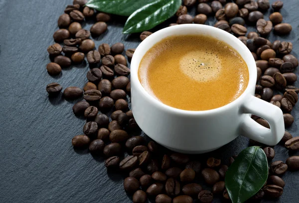 Чашка эспрессо на фоне кофейных зерен, горизонтальный — стоковое фото