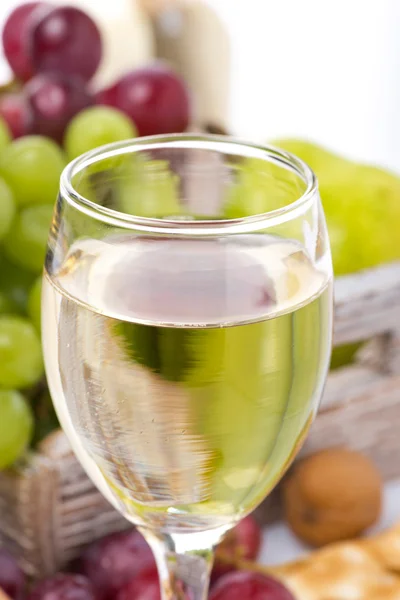 Glas Weißwein und Trauben im Hintergrund, Nahaufnahme — Stockfoto