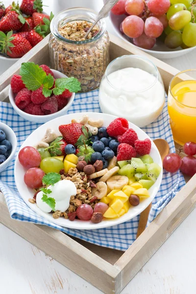 Здоровый завтрак - ягоды, фрукты и хлопья на тарелке, верт — стоковое фото