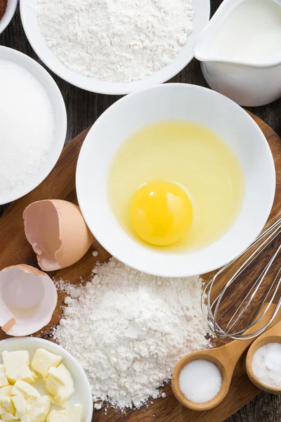 Ingrédients de cuisson frais préparés sur une planche en bois, vue de dessus — Photo