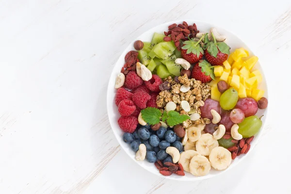 Продукты для здорового завтрака - ягоды, фрукты и хлопья на — стоковое фото