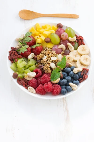 Produtos para um café da manhã saudável - bagas, frutas e cereais em — Fotografia de Stock
