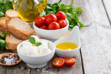 lezzetli mozzarella ve ahşap masa üzerinde bir salata için malzemeler
