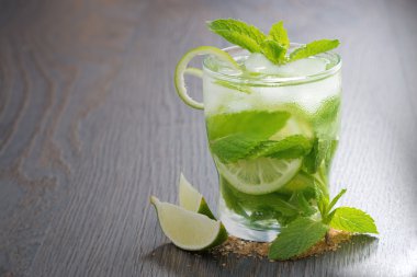 Mojito kokteyl ve malzemeler ahşap bir masa üzerinde