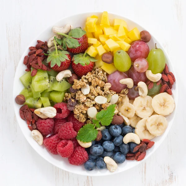 딸기, 과일, 견과류 및 그 라 놀라 — 스톡 사진