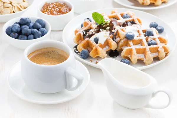 Desayuno con gofres, arándanos frescos, nata y chocolate — Foto de Stock
