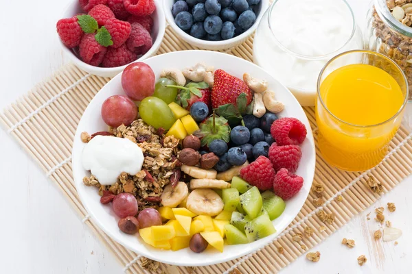 Bayas, frutas, frutos secos y granola — Foto de Stock
