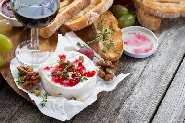 Pyszne przekąski - camembert z Konfitura, tosty i winogron — Zdjęcie stockowe