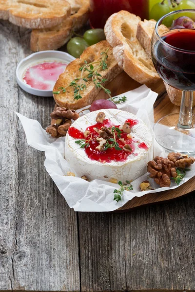 Heerlijke hapjes - camembert met berry jam, toast en druivenmost — Stockfoto