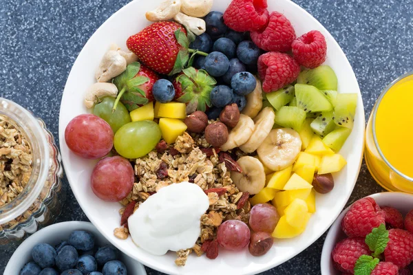 Alimentos frescos para un desayuno saludable - bayas, frutas, nueces —  Fotos de Stock