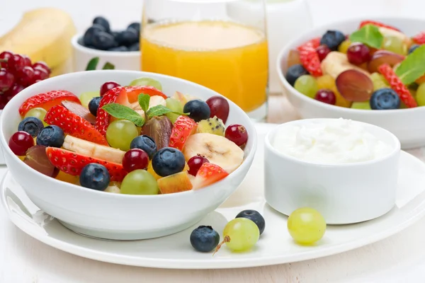 Frischer Obst- und Beerensalat und Sahne zum Frühstück, Nahaufnahme — Stockfoto