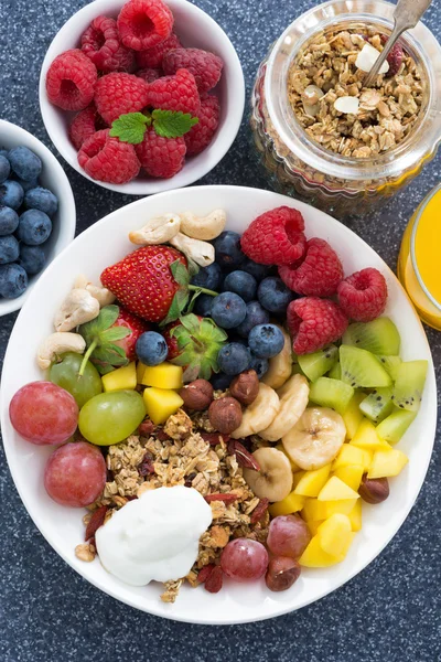 Fresh foods for a healthy breakfast - berries, fruits, nuts — Stock Photo, Image