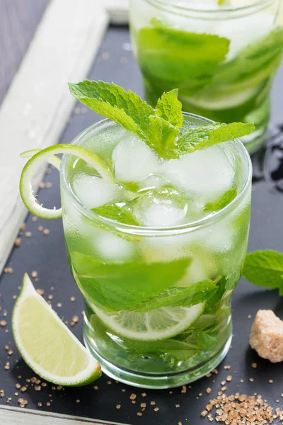 Cocktail de mojito frais dans un verre — Photo