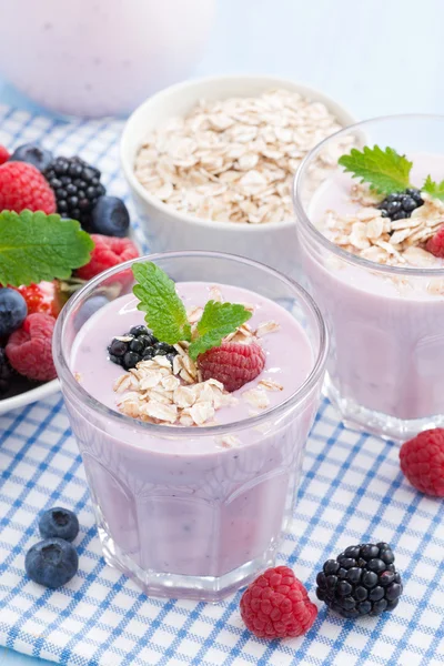 Batidos de bayas saludables con harina de avena en un vaso, vertical — Foto de Stock