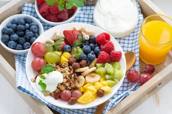Υγιεινό πρωινό - μούρα, φρέσκα φρούτα και δημητριακά, κάτοψη — Φωτογραφία Αρχείου